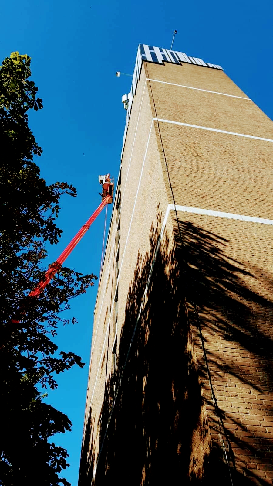 Hoogwerk tijdens glasbewassing